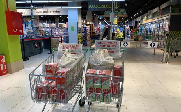 Carros de alimentos donados para ser distribuidos por Cáritas de La Vega y de La Flecha, en Arroyo. 