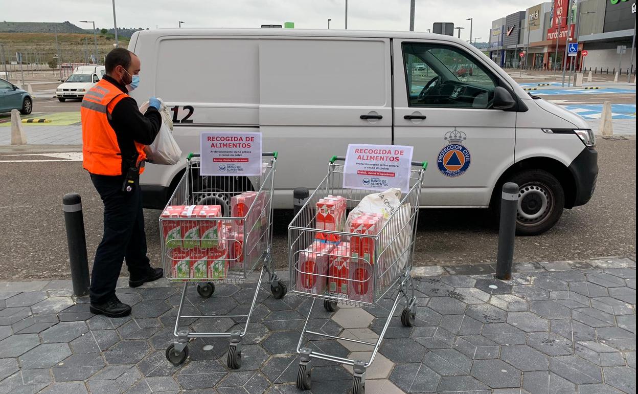 Los oluntarios de Protección Civil de Arroyo recogen los alimentos donados por La Plaza de Día en RÍO Shopping. 