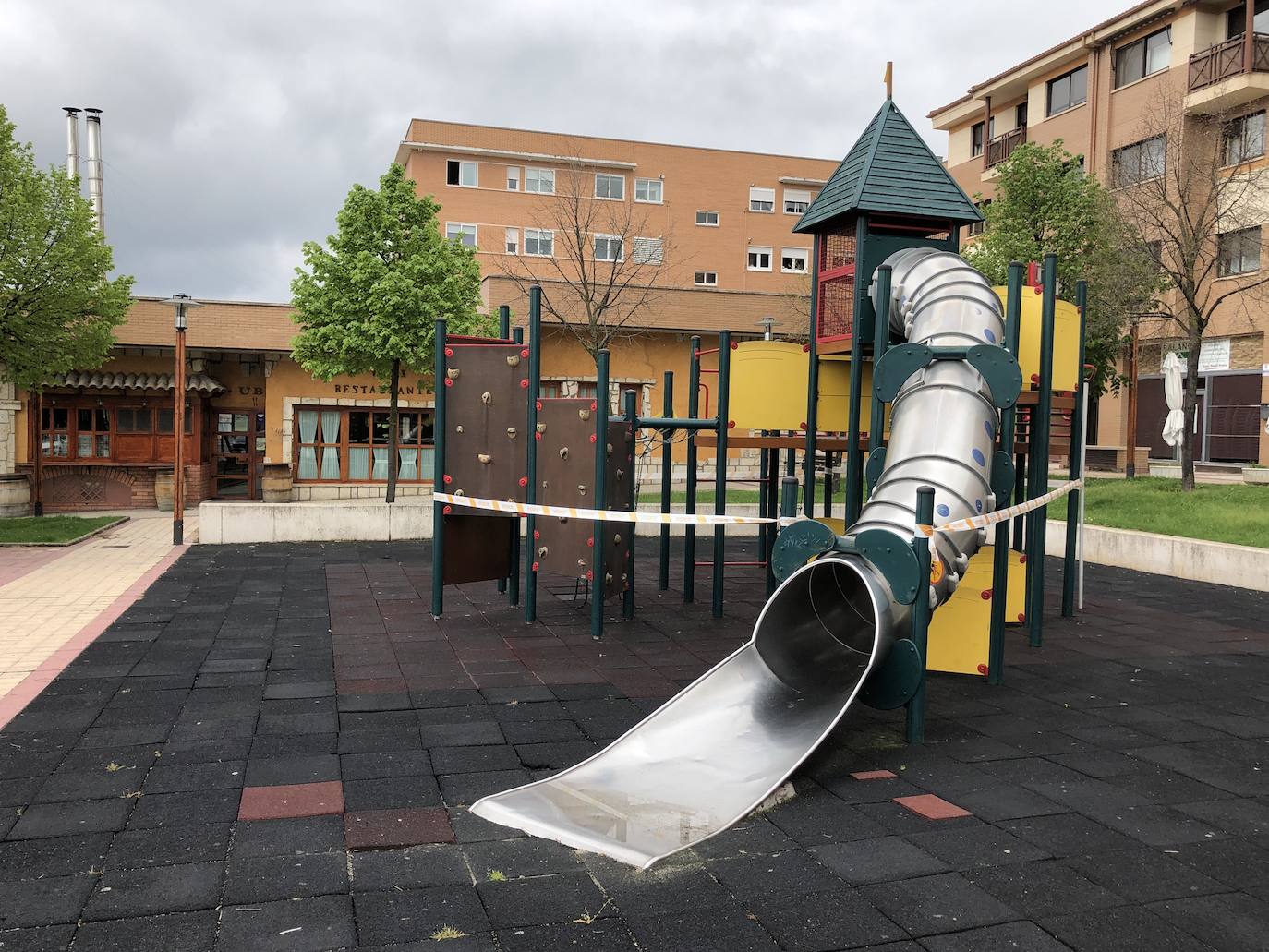 Fila de niños esperando su turno para acceder al kiosco Piruletas de La Vega en Arroyo. 