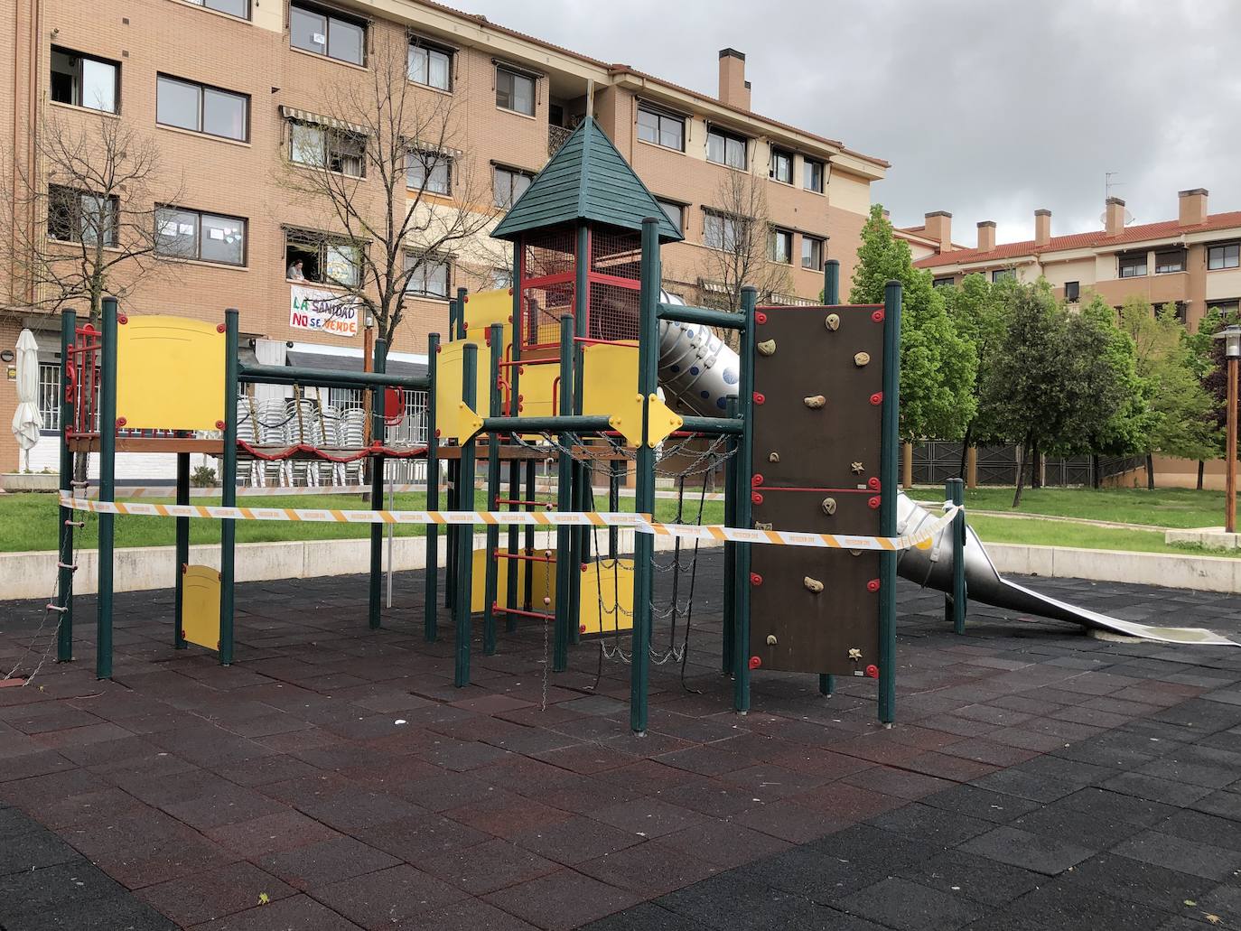 Fila de niños esperando su turno para acceder al kiosco Piruletas de La Vega en Arroyo. 