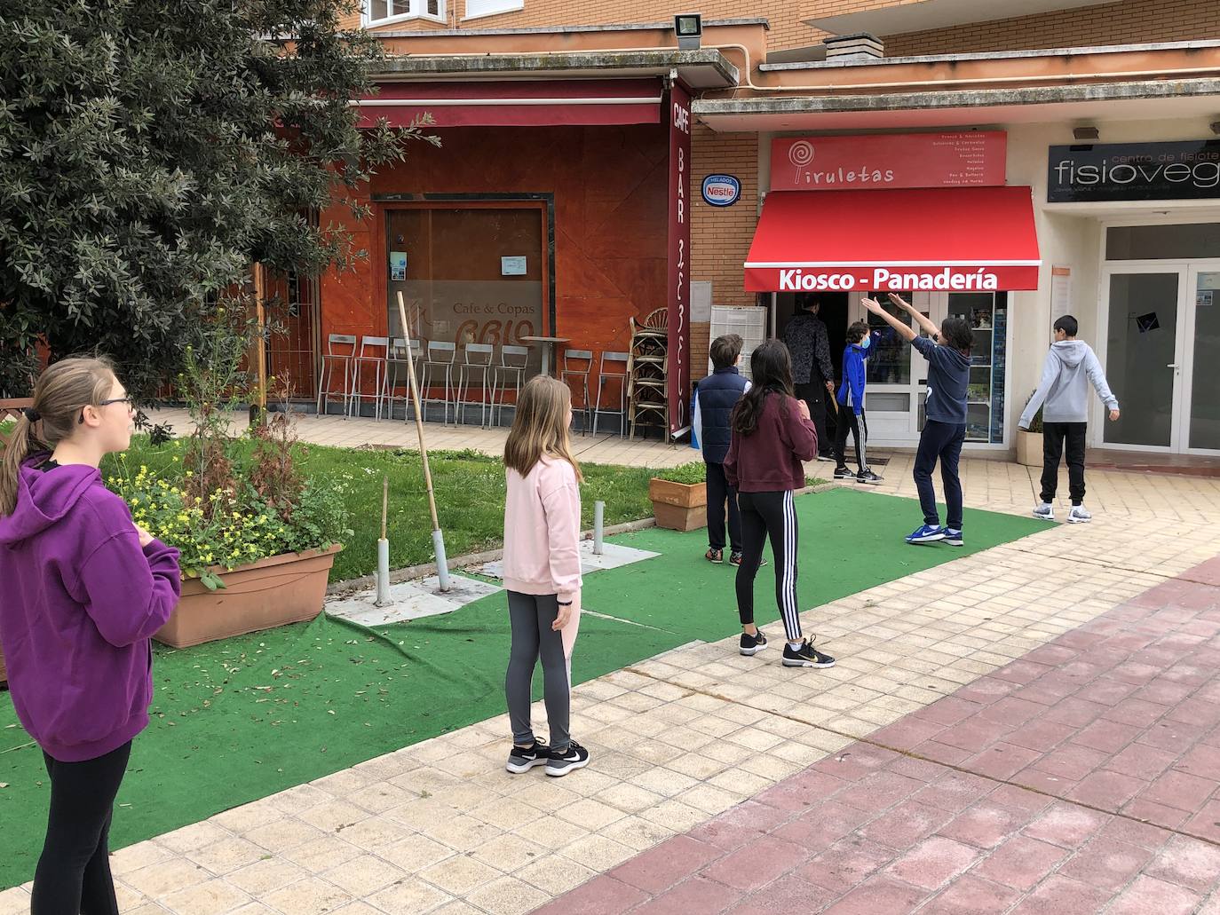 Fila de niños esperando su turno para acceder al kiosco Piruletas de La Vega en Arroyo. 