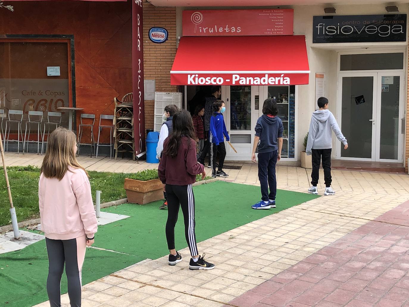 Fila de niños esperando su turno para acceder al kiosco Piruletas de La Vega en Arroyo. 