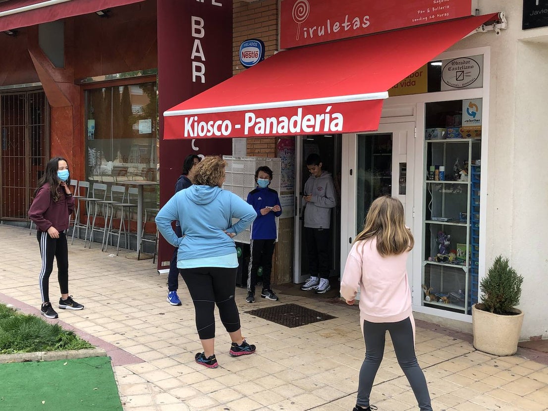 Fila de niños esperando su turno para acceder al kiosco Piruletas de La Vega en Arroyo. 