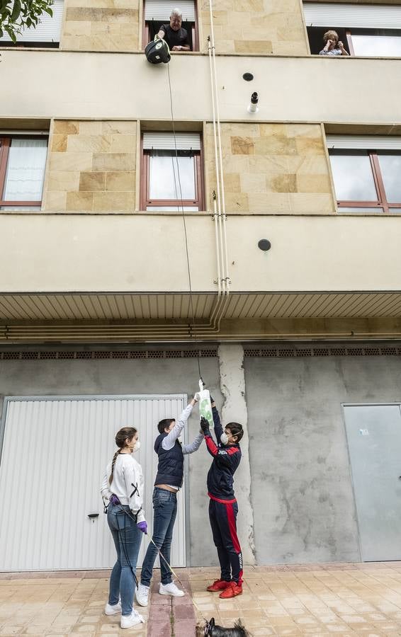 Fila de niños esperando su turno para acceder al kiosco Piruletas de La Vega en Arroyo. 