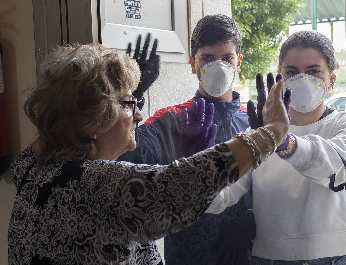 Paquita apenas pudo contener las ganas de tocar a sus nietos y las lágrimas. 