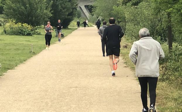 Los arroyanos han cumplido las normas y el horario en su primera salida de casa esta mañana. 
