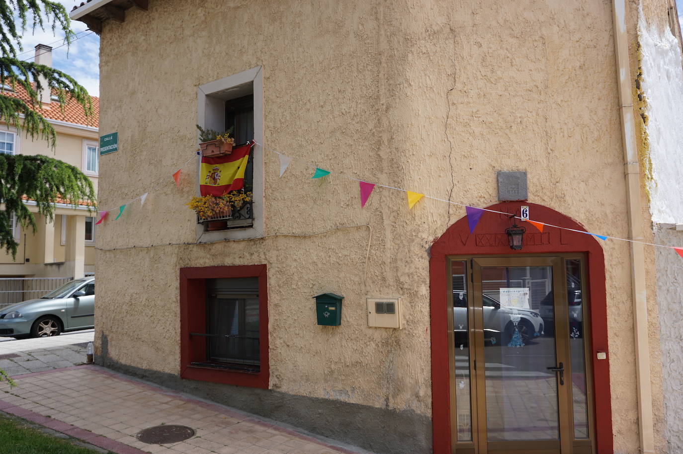 Las casas de los vecinos de toda la vida de Arroyo núcleo han amanecido engalanadas y decoradas para recordar que comenzarían las fiestas de 2020 en honor a San Juan Evangelista. 