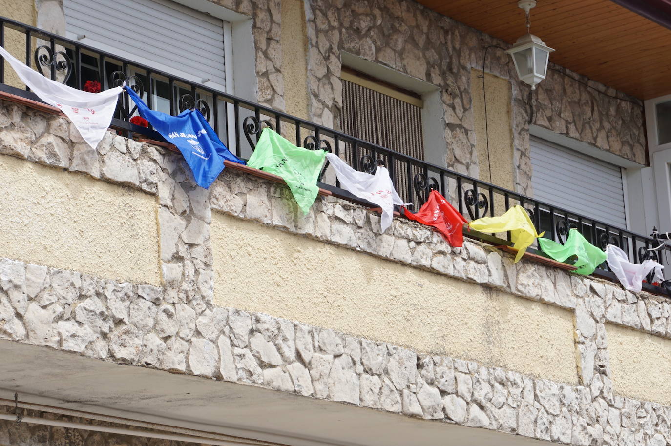 Las casas de los vecinos de toda la vida de Arroyo núcleo han amanecido engalanadas y decoradas para recordar que comenzarían las fiestas de 2020 en honor a San Juan Evangelista. 