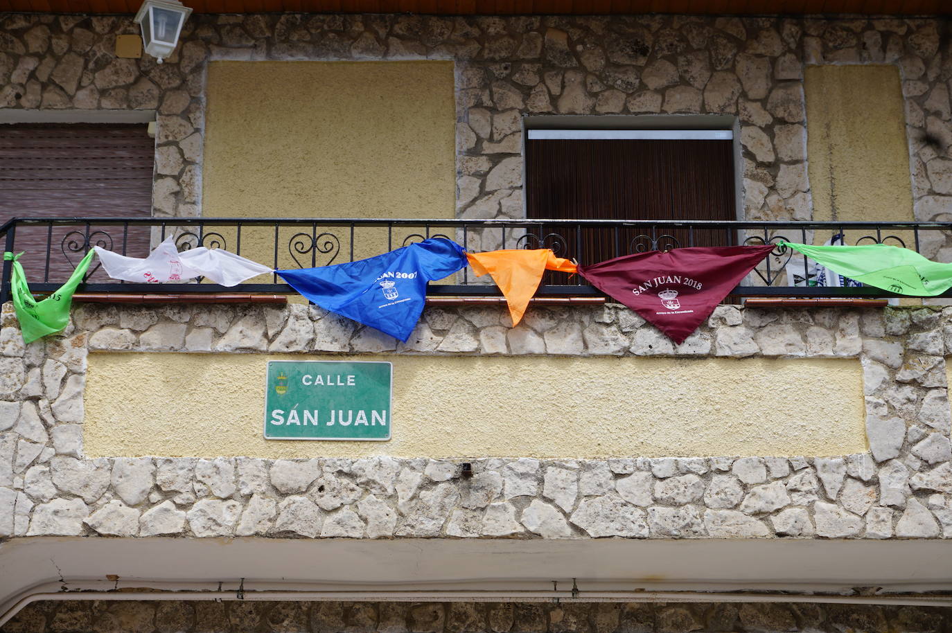 Las casas de los vecinos de toda la vida de Arroyo núcleo han amanecido engalanadas y decoradas para recordar que comenzarían las fiestas de 2020 en honor a San Juan Evangelista. 