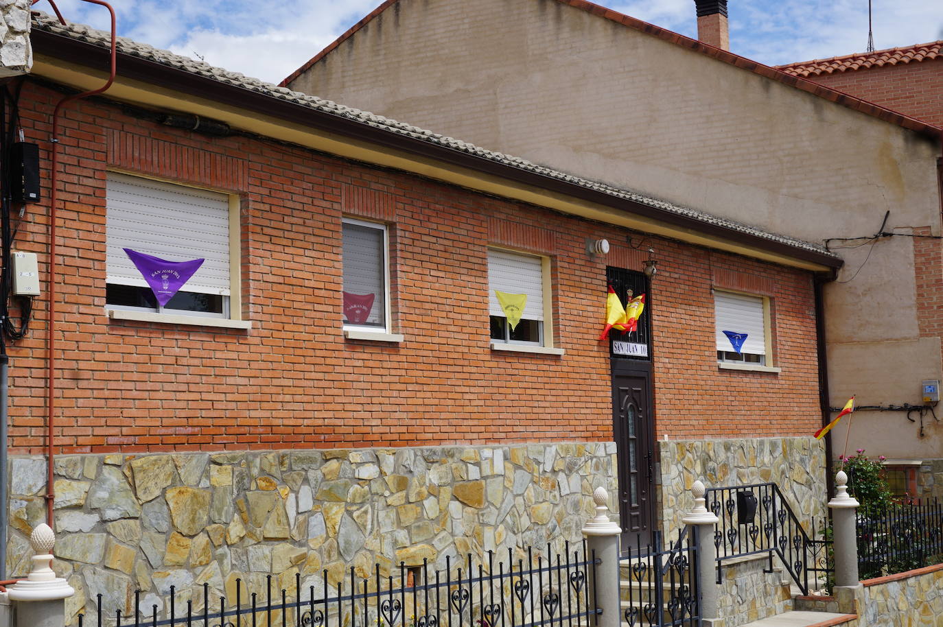 Las casas de los vecinos de toda la vida de Arroyo núcleo han amanecido engalanadas y decoradas para recordar que comenzarían las fiestas de 2020 en honor a San Juan Evangelista. 