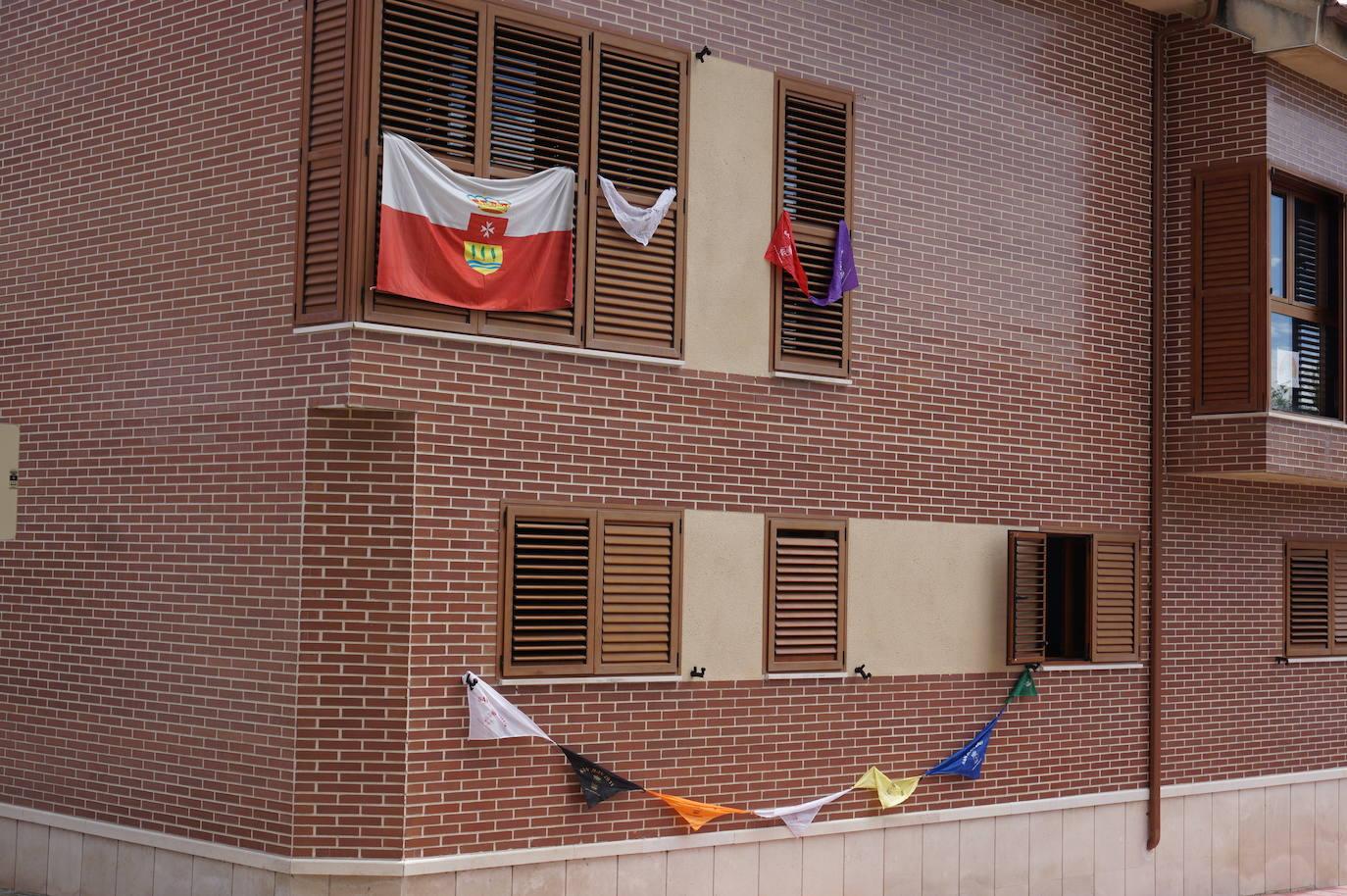 Las casas de los vecinos de toda la vida de Arroyo núcleo han amanecido engalanadas y decoradas para recordar que comenzarían las fiestas de 2020 en honor a San Juan Evangelista. 