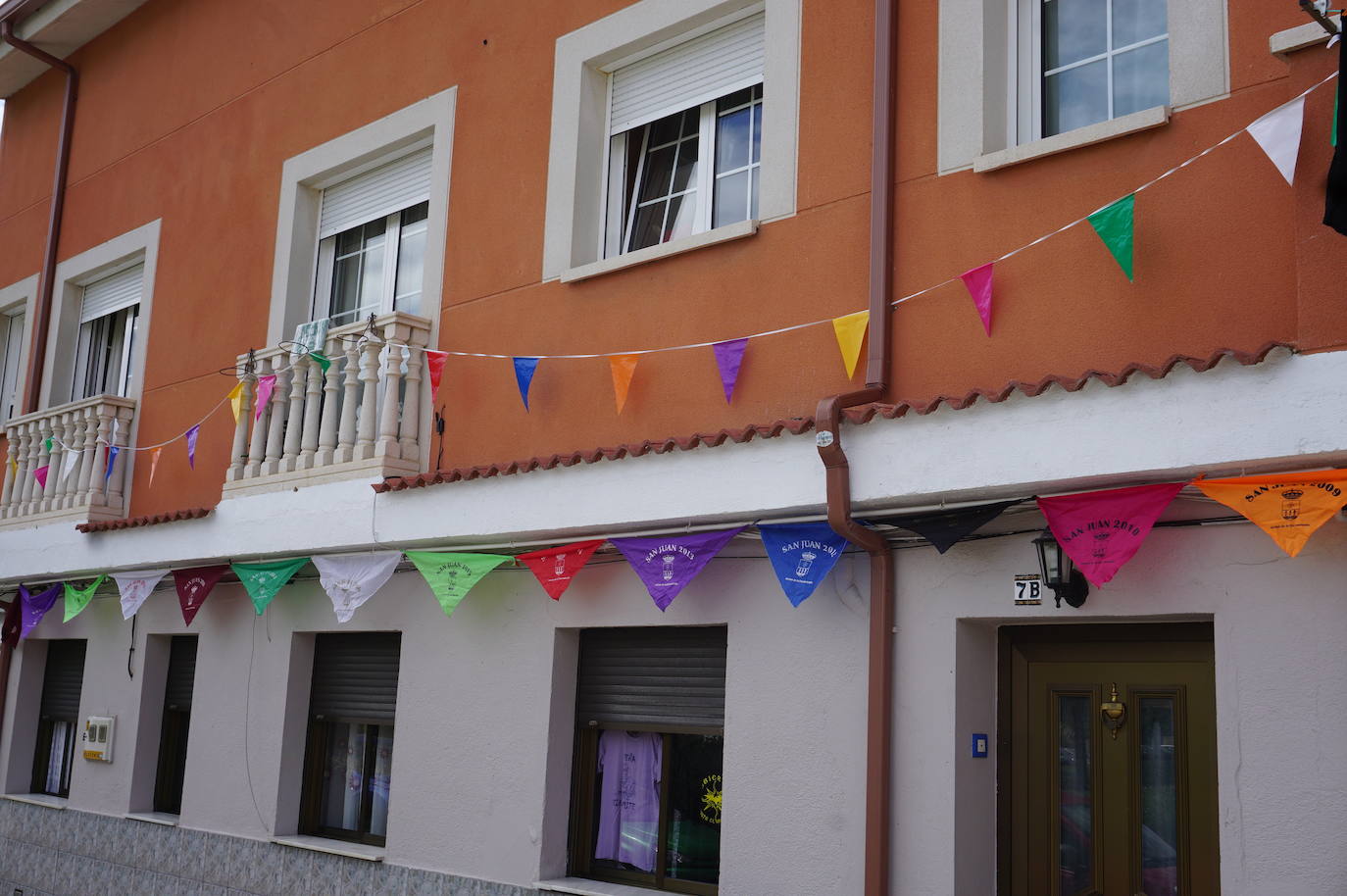 Las casas de los vecinos de toda la vida de Arroyo núcleo han amanecido engalanadas y decoradas para recordar que comenzarían las fiestas de 2020 en honor a San Juan Evangelista. 
