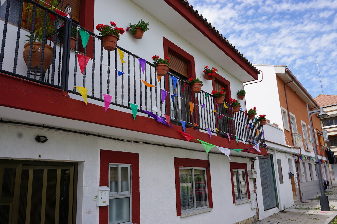 Las casas de los vecinos de toda la vida de Arroyo núcleo han amanecido engalanadas y decoradas para recordar que comenzarían las fiestas de 2020 en honor a San Juan Evangelista. 