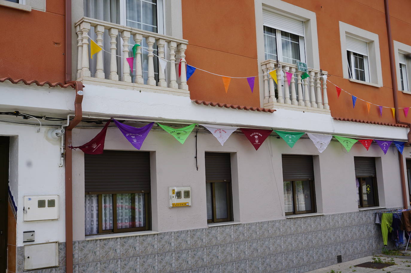 Las casas de los vecinos de toda la vida de Arroyo núcleo han amanecido engalanadas y decoradas para recordar que comenzarían las fiestas de 2020 en honor a San Juan Evangelista. 