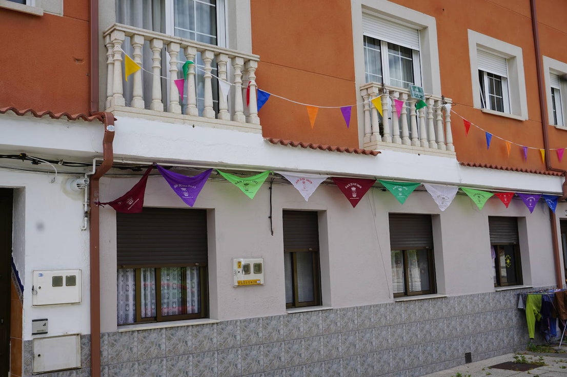 Las casas de los vecinos de toda la vida de Arroyo núcleo han amanecido engalanadas y decoradas para recordar que comenzarían las fiestas de 2020 en honor a San Juan Evangelista. 