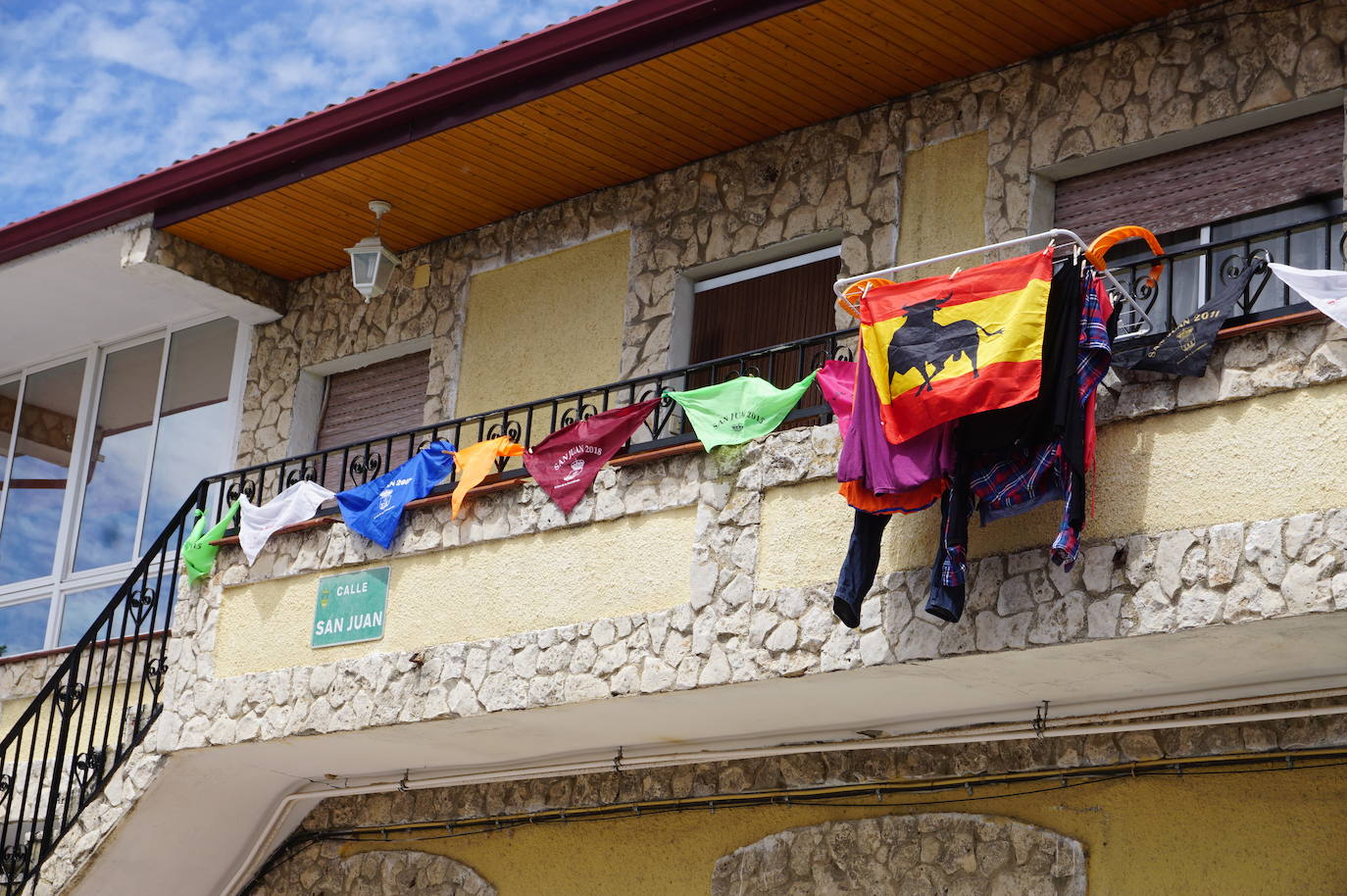 Las casas de los vecinos de toda la vida de Arroyo núcleo han amanecido engalanadas y decoradas para recordar que comenzarían las fiestas de 2020 en honor a San Juan Evangelista. 