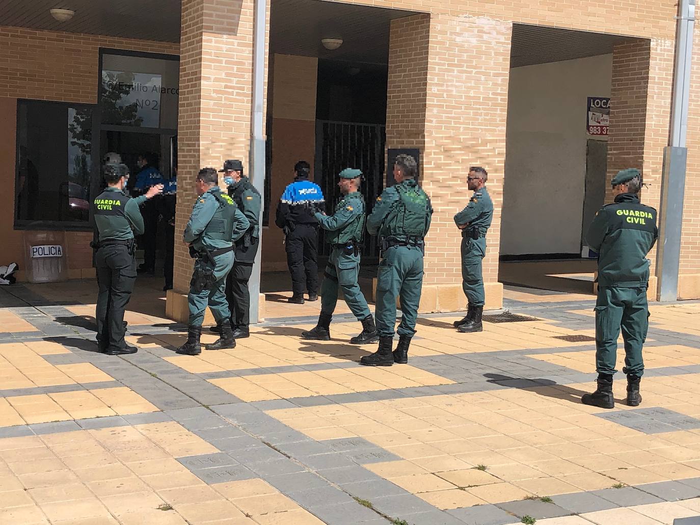 Fotos: Aparatosa intervención en Arroyo ante una llamada de alarma al 112 de una mujer con un brote psicótico