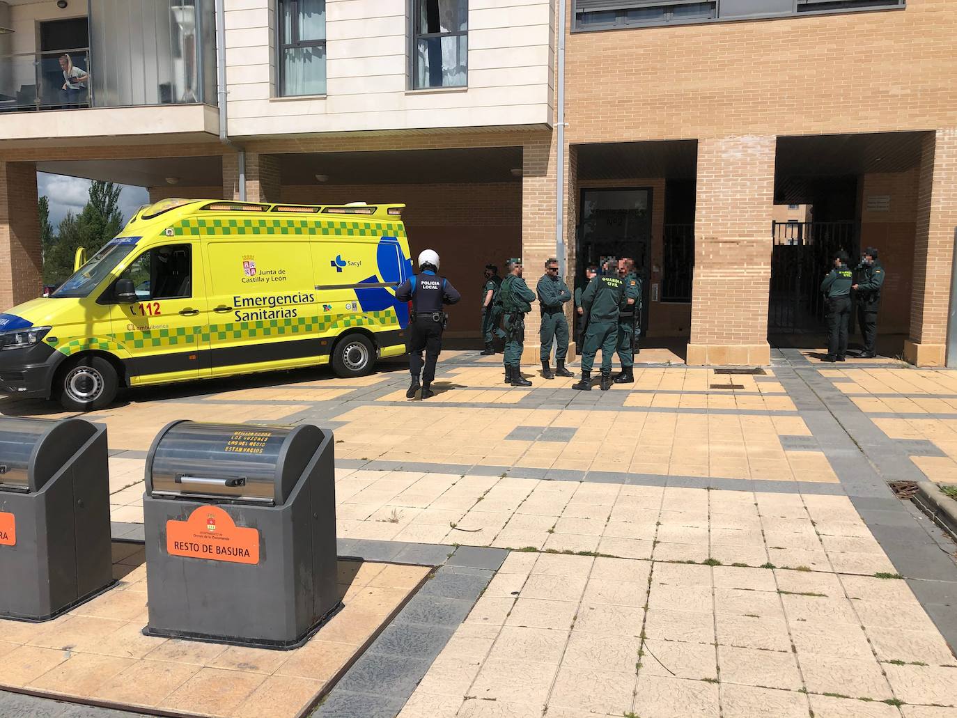 Fotos: Aparatosa intervención en Arroyo ante una llamada de alarma al 112 de una mujer con un brote psicótico
