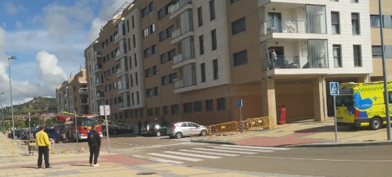 Fotos: Aparatosa intervención en Arroyo ante una llamada de alarma al 112 de una mujer con un brote psicótico