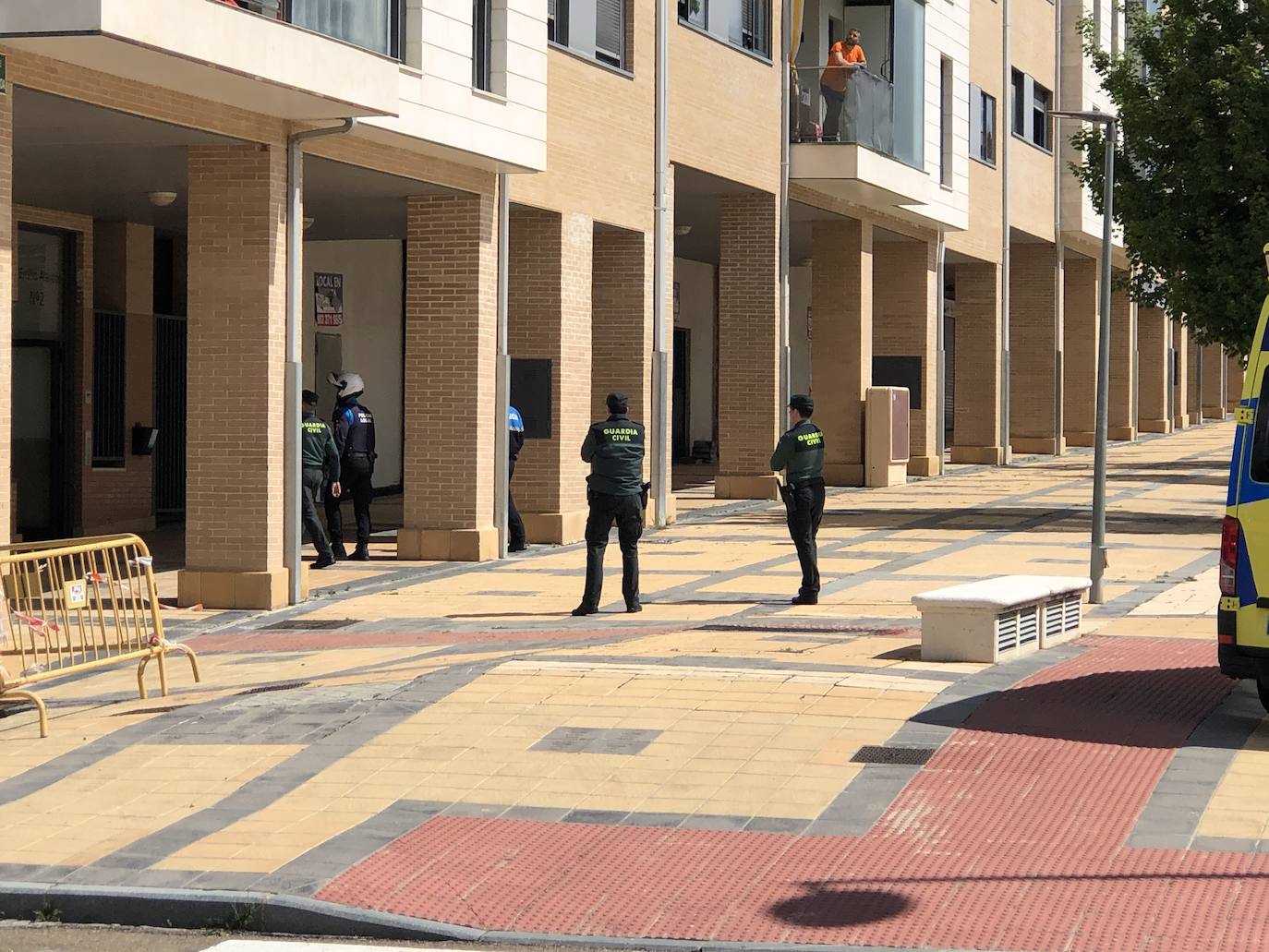 Fotos: Aparatosa intervención en Arroyo ante una llamada de alarma al 112 de una mujer con un brote psicótico