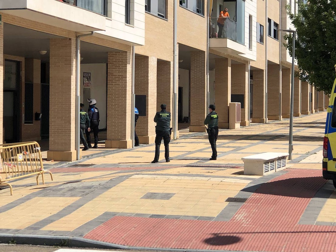 Fotos: Aparatosa intervención en Arroyo ante una llamada de alarma al 112 de una mujer con un brote psicótico