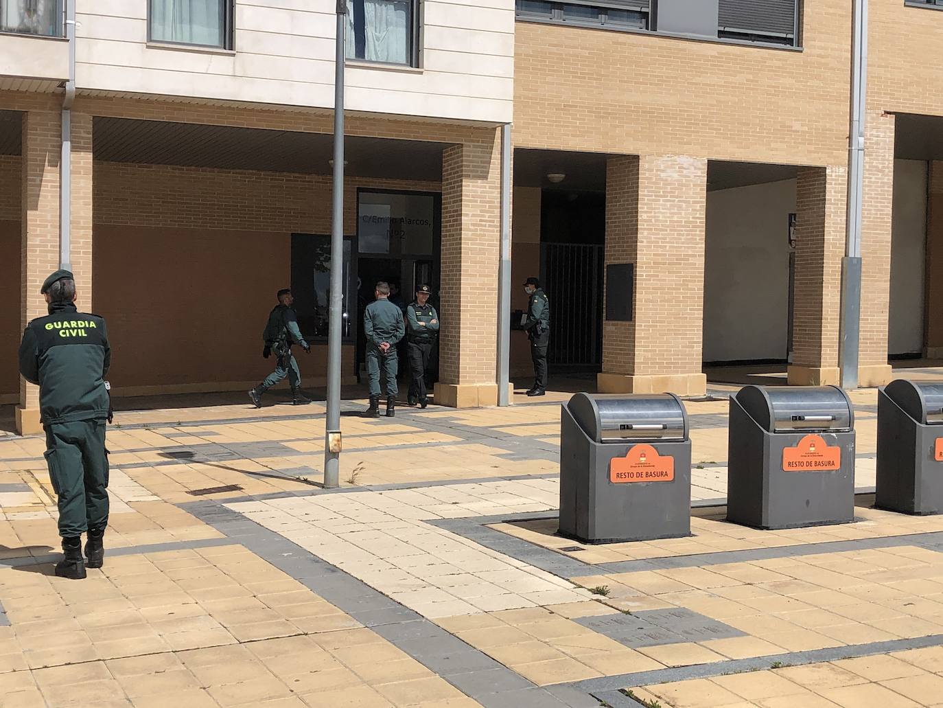 Fotos: Aparatosa intervención en Arroyo ante una llamada de alarma al 112 de una mujer con un brote psicótico