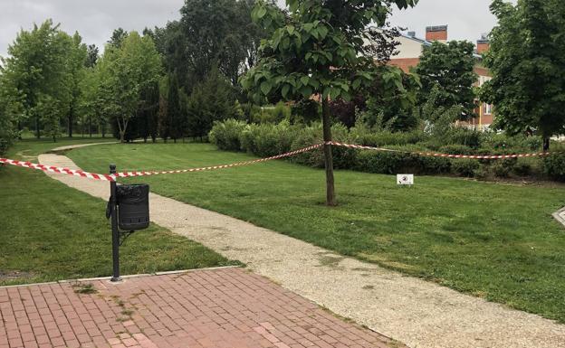 En el tramo cortado en Monasterio se aprecia que la anchura del paseo es inferior a los metros de separación entre personas mínimos exigidos por la normativa. 