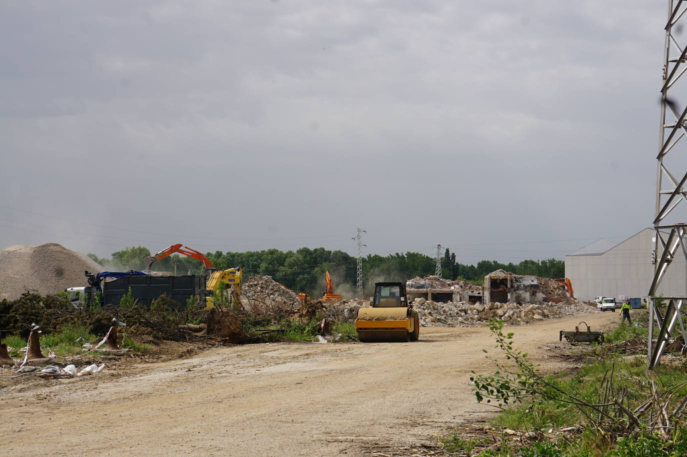 Fotos: Demolición fábrica Smurfit y urbanización parcela sector SE-02 en Arroyo