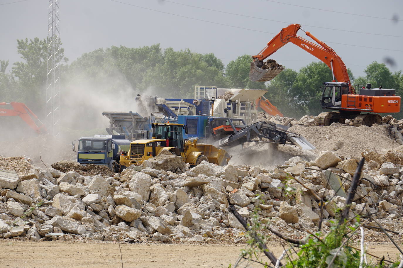 Fotos: Demolición fábrica Smurfit y urbanización parcela sector SE-02 en Arroyo