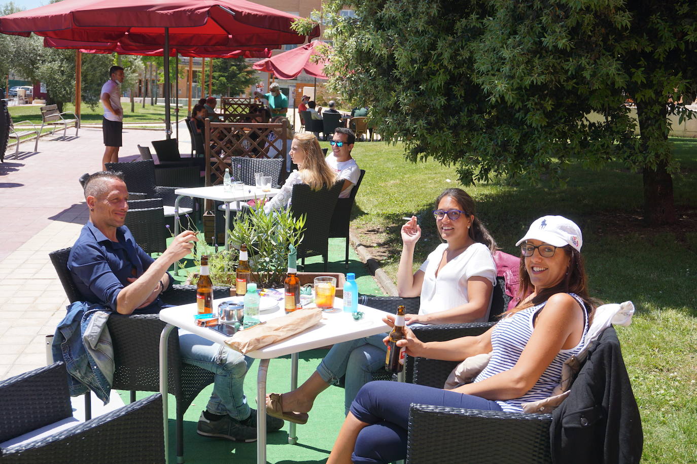 Un grupo de amigos residentes en Arroyo volvió a poder reunirse 73 días después en una terraza de la Plaza de España de La Flecha. 