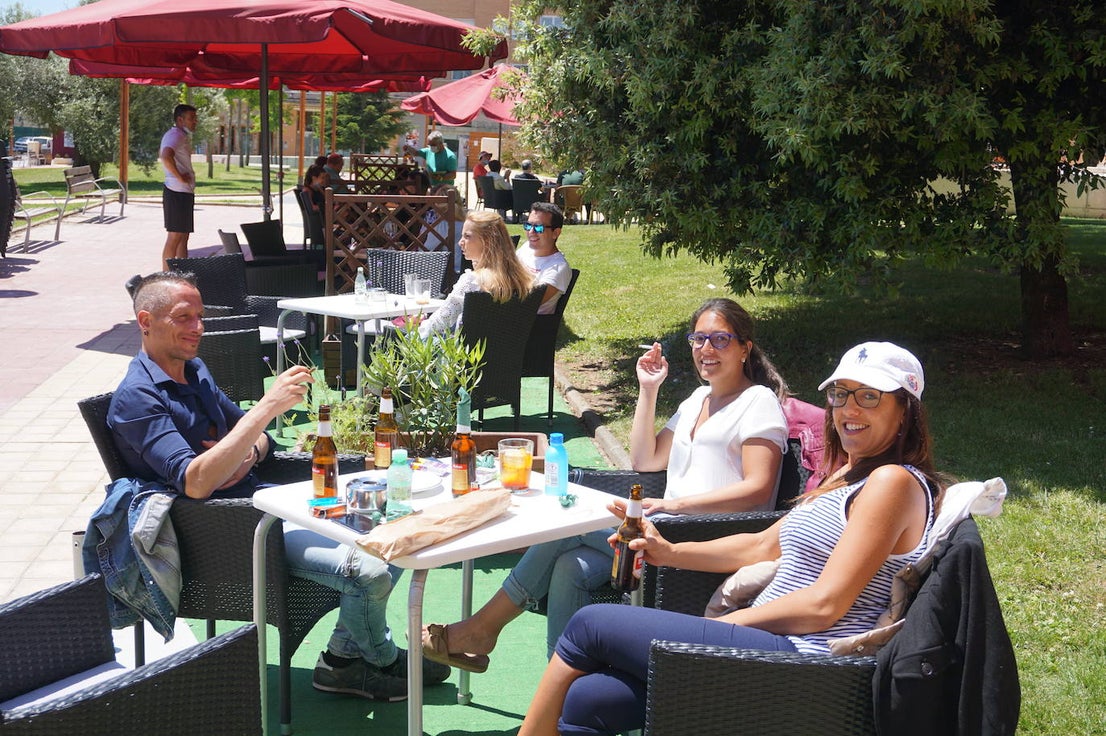 Un grupo de amigos residentes en Arroyo volvió a poder reunirse 73 días después en una terraza de la Plaza de España de La Flecha. 