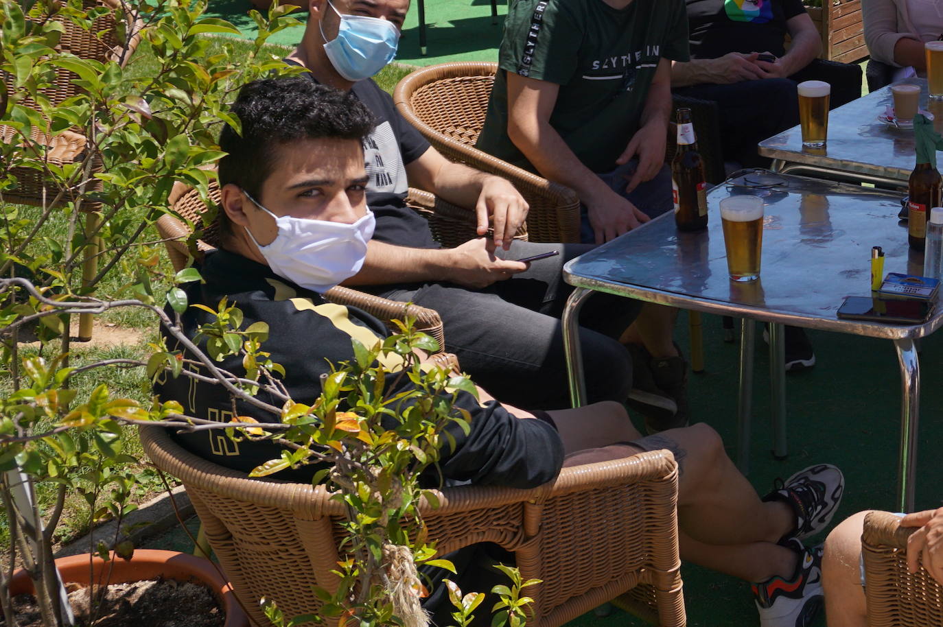Un grupo de amigos residentes en Arroyo volvió a poder reunirse 73 días después en una terraza de la Plaza de España de La Flecha. 