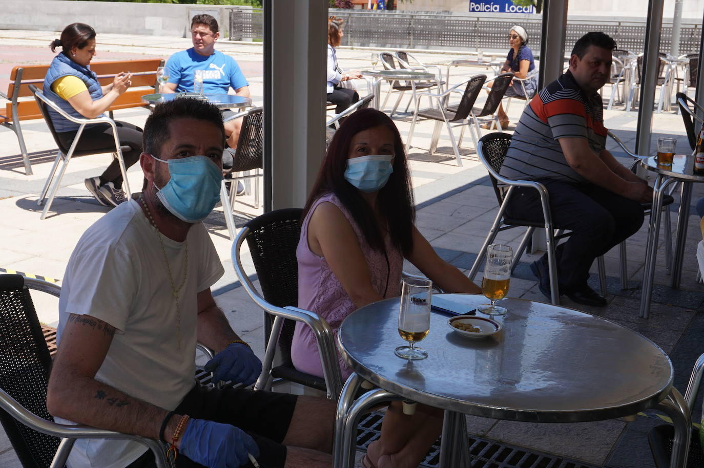 Un grupo de amigos residentes en Arroyo volvió a poder reunirse 73 días después en una terraza de la Plaza de España de La Flecha. 