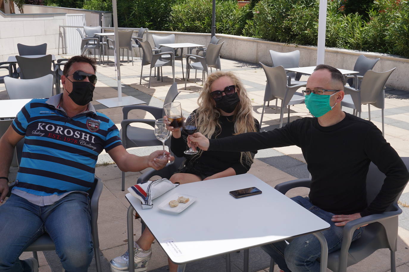 Un grupo de amigos residentes en Arroyo volvió a poder reunirse 73 días después en una terraza de la Plaza de España de La Flecha. 