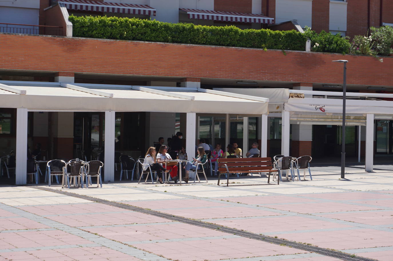 Un grupo de amigos residentes en Arroyo volvió a poder reunirse 73 días después en una terraza de la Plaza de España de La Flecha. 