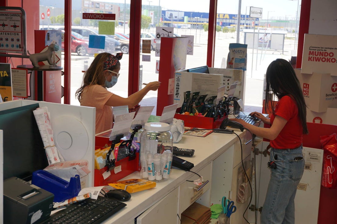 Las primeras clientes fueron atendidas en Merkal por las dependientas, con medidas de protección y cintas que limitan la superficie de la tienda a 400 metros cuadrados. 