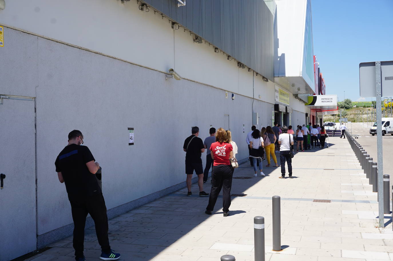 Las primeras clientes fueron atendidas en Merkal por las dependientas, con medidas de protección y cintas que limitan la superficie de la tienda a 400 metros cuadrados. 