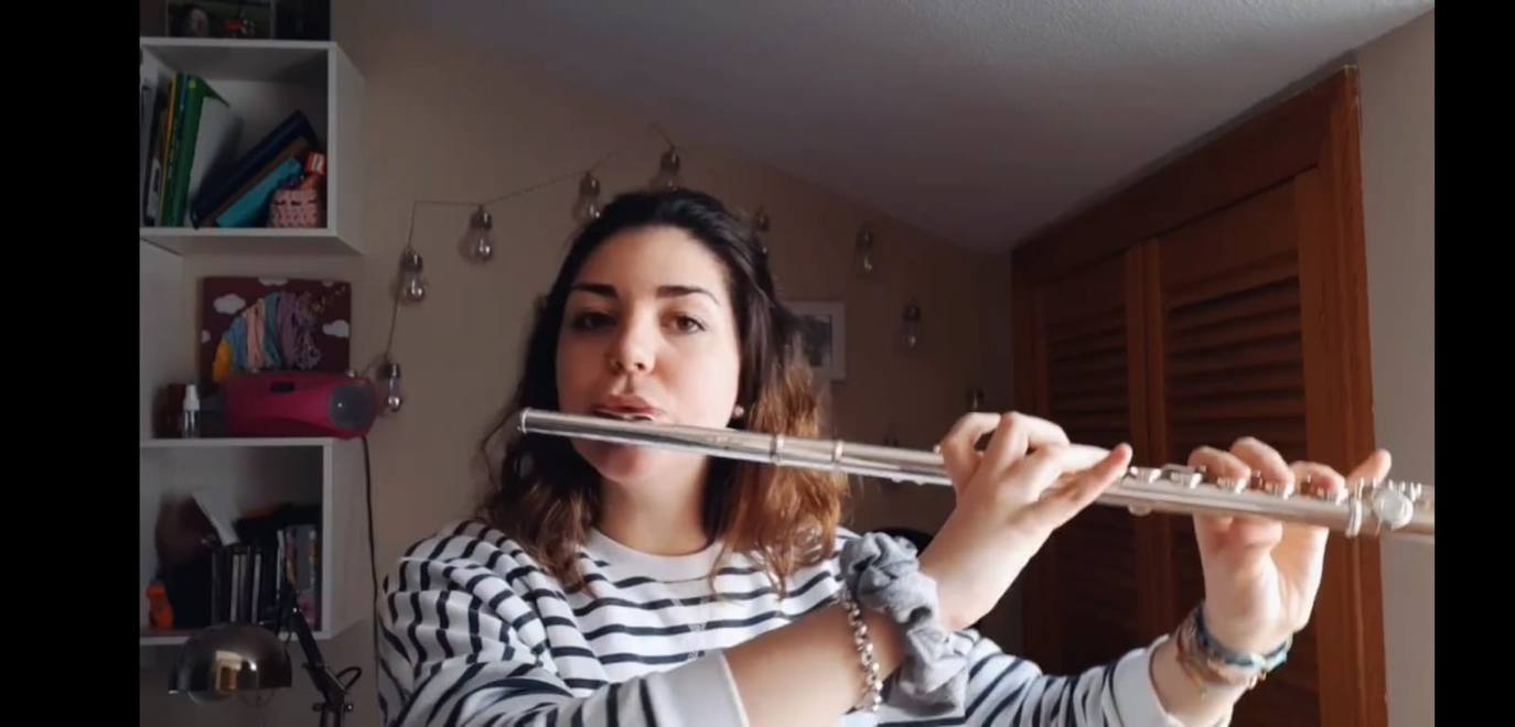 Dos de los músicos de la Sinfónica de Arroyo ensayando en su vivienda durante el confinamiento. 