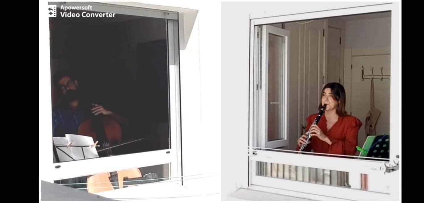 Dos de los músicos de la Sinfónica de Arroyo ensayando en su vivienda durante el confinamiento. 