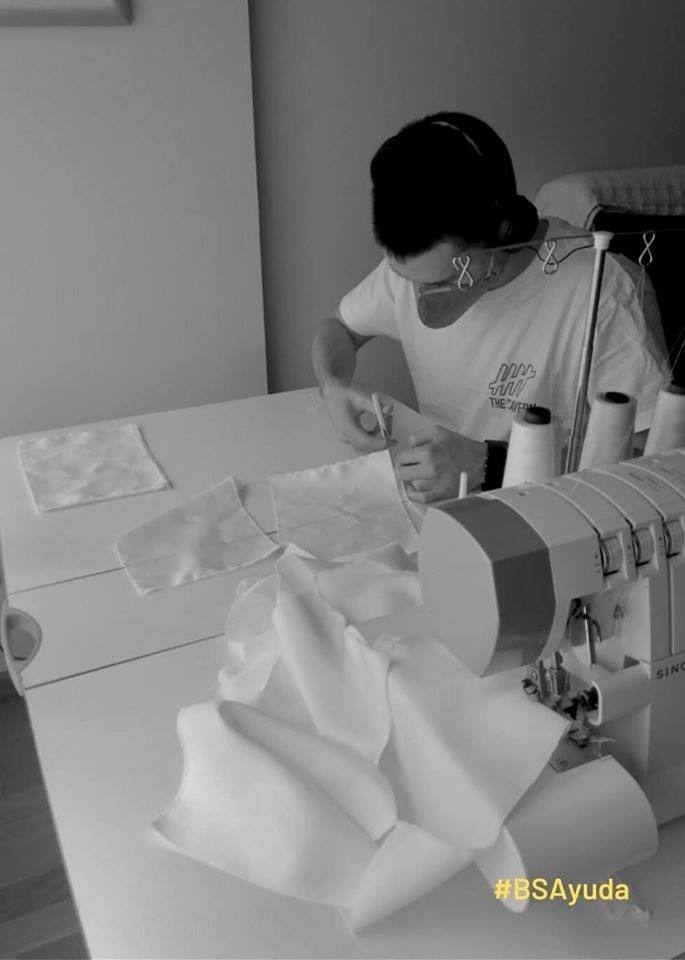 Dos de los músicos de la Sinfónica de Arroyo ensayando en su vivienda durante el confinamiento. 