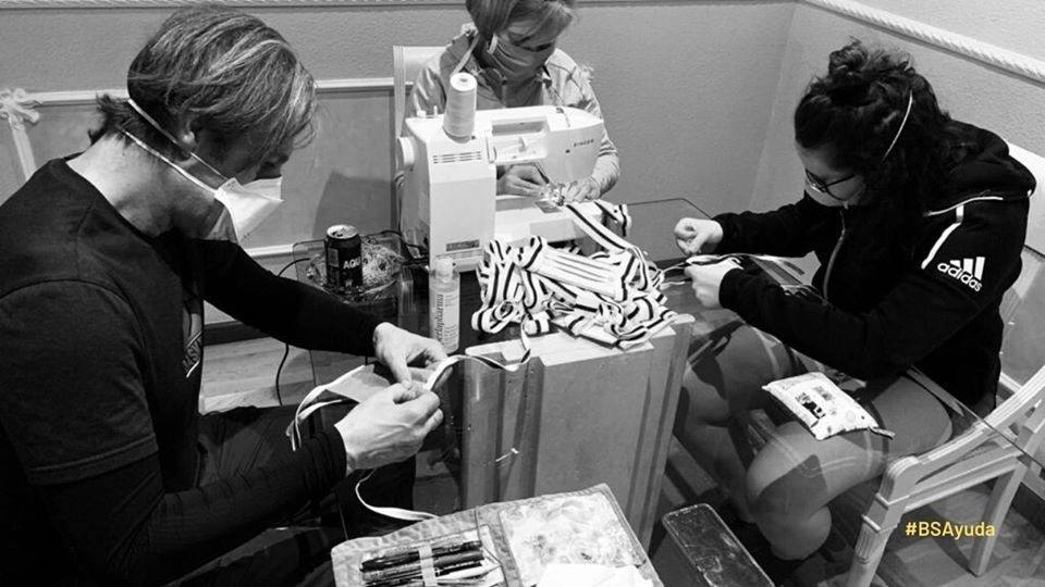 Dos de los músicos de la Sinfónica de Arroyo ensayando en su vivienda durante el confinamiento. 