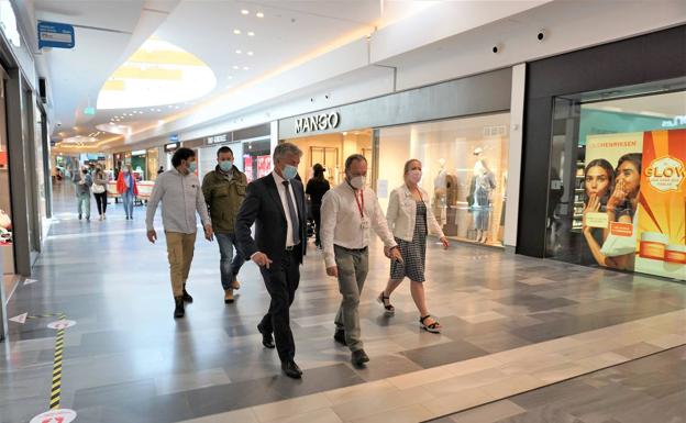 Recorrido de las autoridades por el centro comercial. 