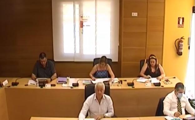 La distancia entre concejales era mayor de la habitual, en un pleno que se celebró sin público. 
