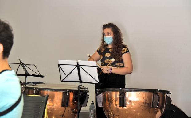 Jimena es una de las percursionistas de la agrupación arroyana. 