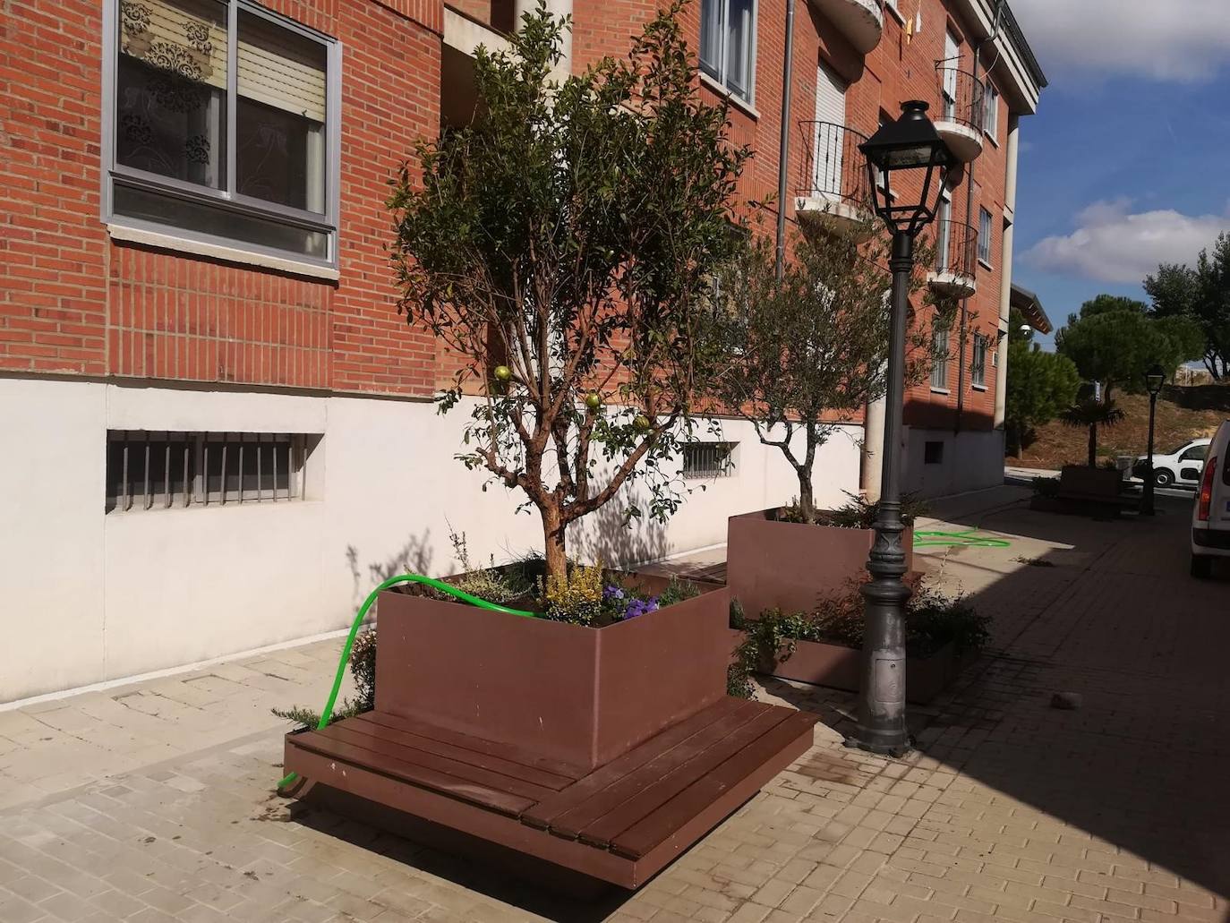 Los vecinos de este barrio de Arroyo cuentan con nuevas jardineras decorativas con bancos para el descanso a la siombra. 