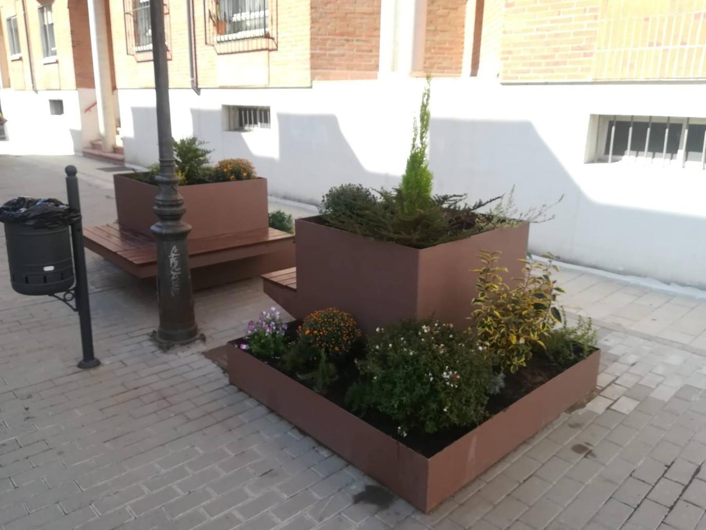 Los vecinos de este barrio de Arroyo cuentan con nuevas jardineras decorativas con bancos para el descanso a la siombra. 