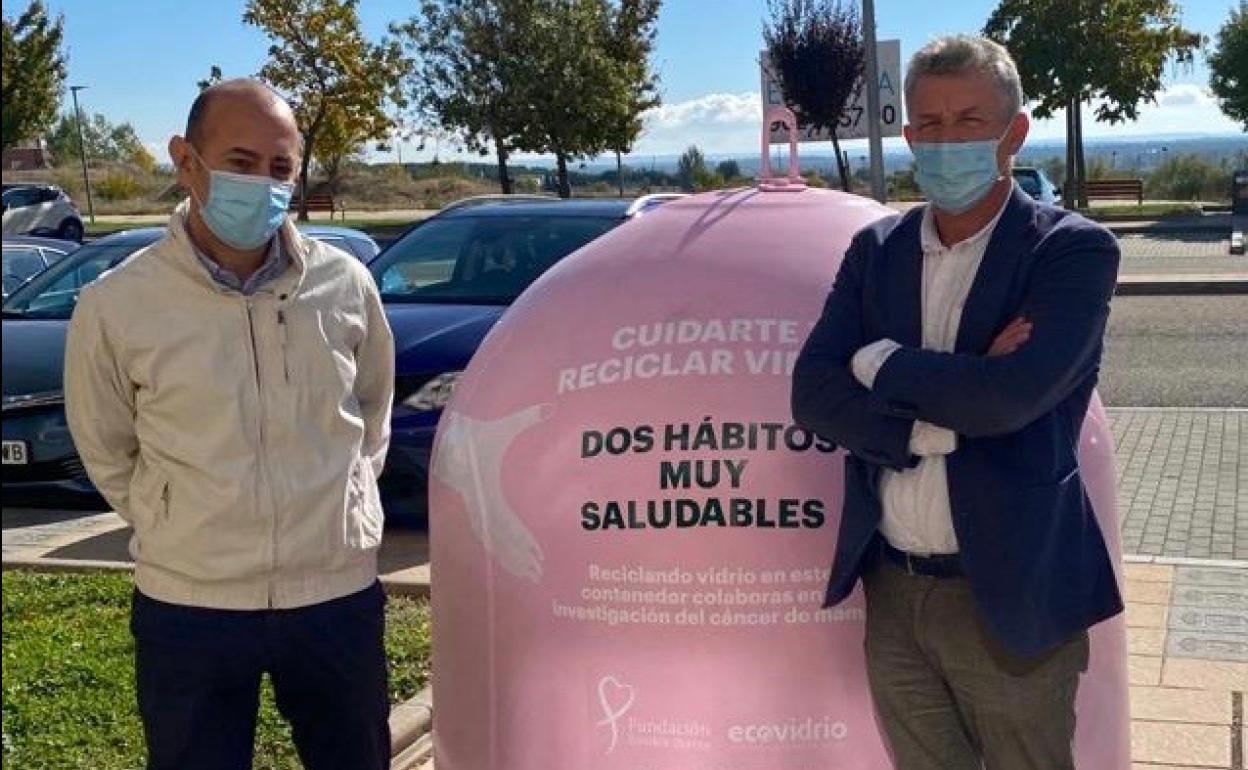 El alcalde de Arroyo, Sarbeio Fernández, y el concejal de Urbanismo, Rafael Velasco, junto a uno de los contenedores en color rosa de la campaña solidaria. 