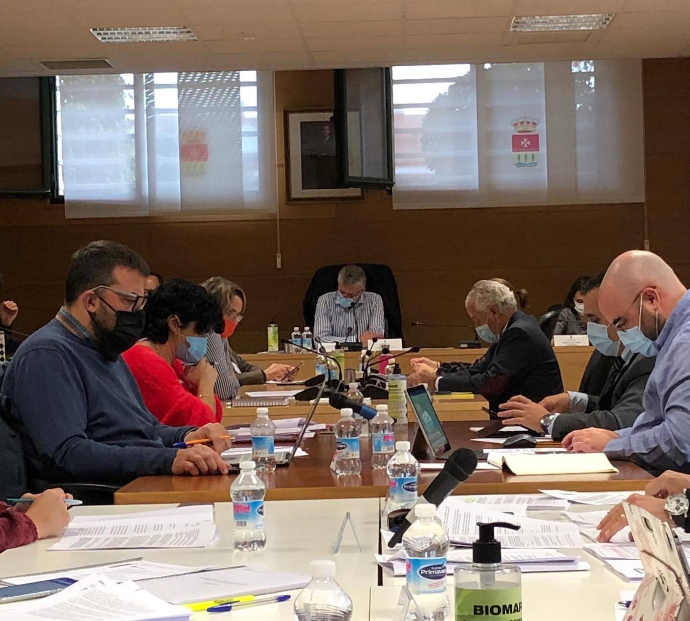 A la derecha, concejales del PP y VOX, a la izquierda, concejales del PSOE, y el laclade, Sarbelio Fernández, al fondo, presidiendo la sesión plenaria. 