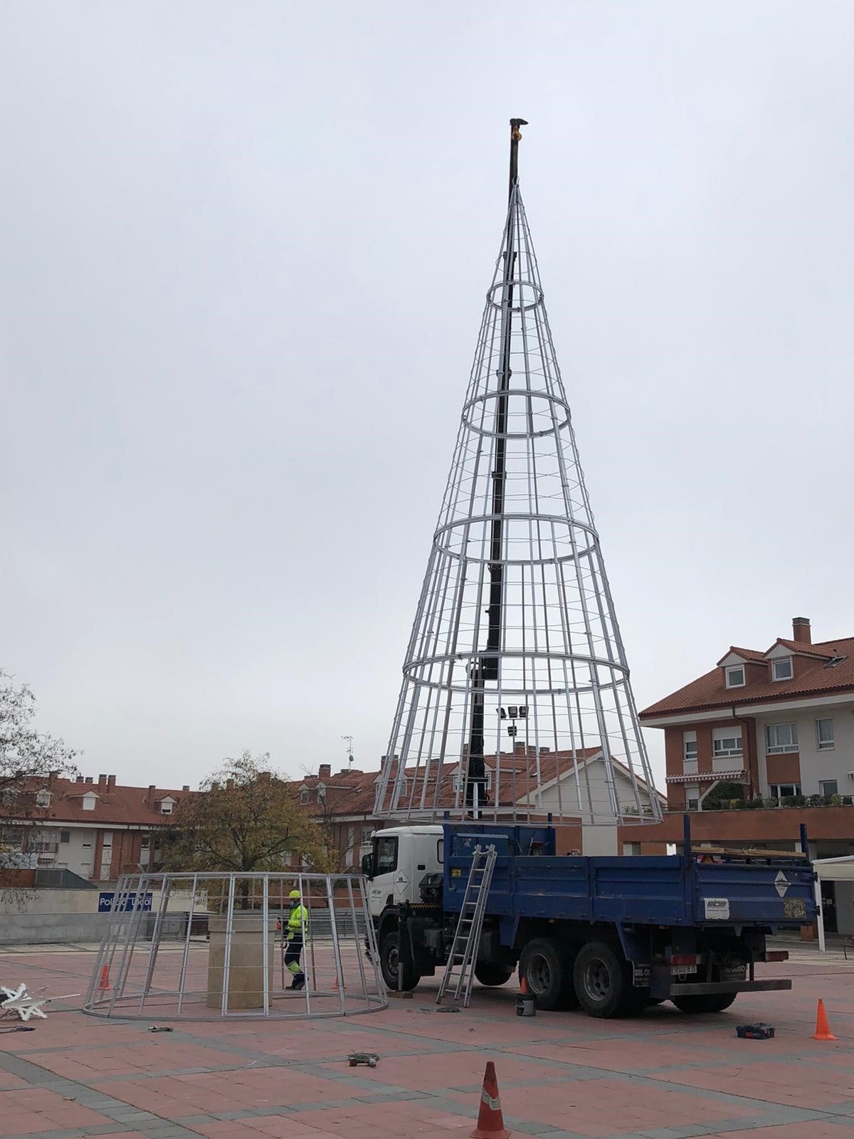 Estructura metálica del Árbol de Navidad de Arroyo en la Plaza de España de La Flecha. 