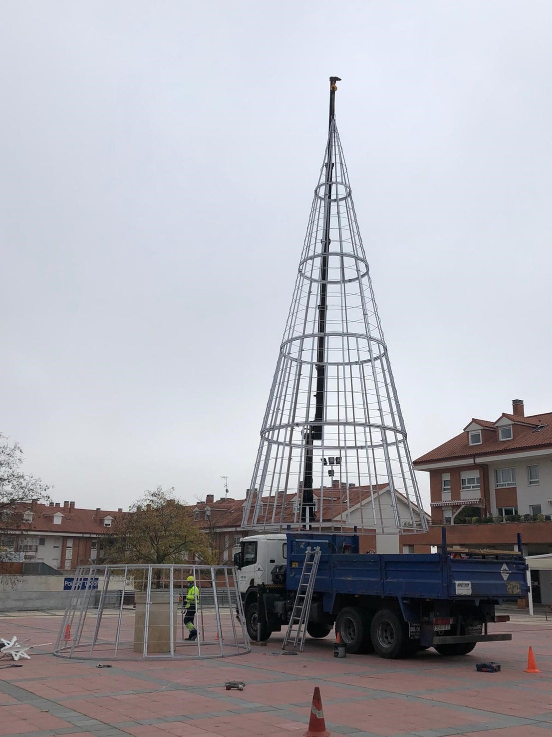 Estructura metálica del Árbol de Navidad de Arroyo en la Plaza de España de La Flecha. 